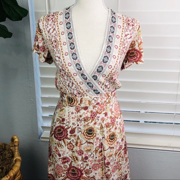 NWT BLUSH PINK AND CREAM FLORAL WRAP MAXI DRESS - Picture 3 of 7